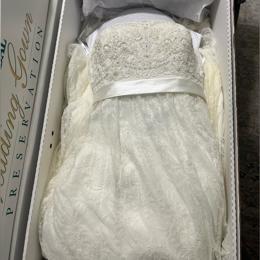 Oleg Cassini Collection Wedding Dress. Ivory in color. Size 6 - Picture 13 of 13
